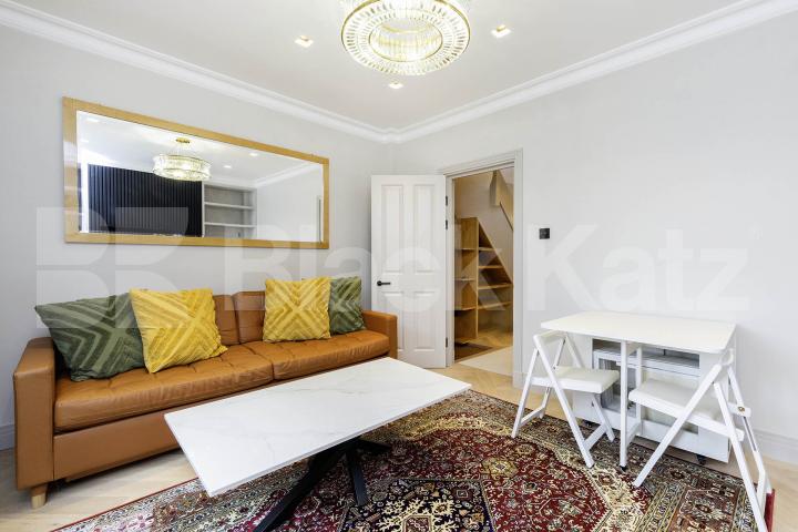 			MINS TO REGENTS PARK & TUBE!, 1 Bedroom, 1 bath, 1 reception Flat			 Parkway, Camden
